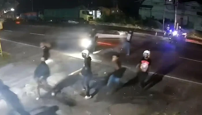 Viral! Patrol Sahur di Lamongan Diserang Gerombolan Bermotor, Aksi Brutal Terekam CCTV