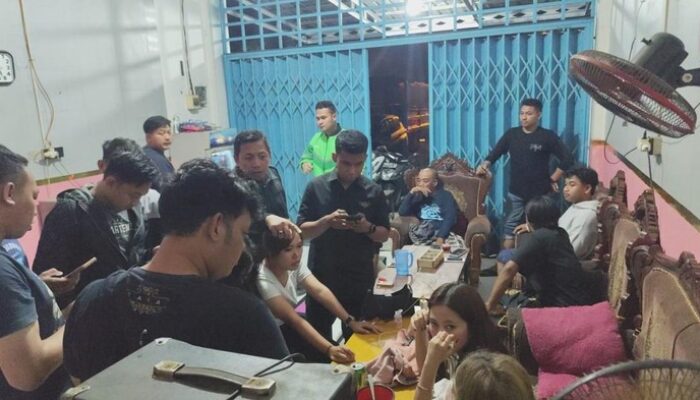 Warung Pangku di Gresik Digerebek! 16 Orang Diamankan, 93 Botol Miras Disita, Dugaan Prostitusi & Narkoba Diselidiki