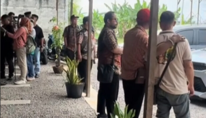 Viral! Akses Warung Nonhalal di Sukoharjo Ditutup Tanah, Warga Pasang Spanduk Penolakan—Ini Klarifikasi Kades