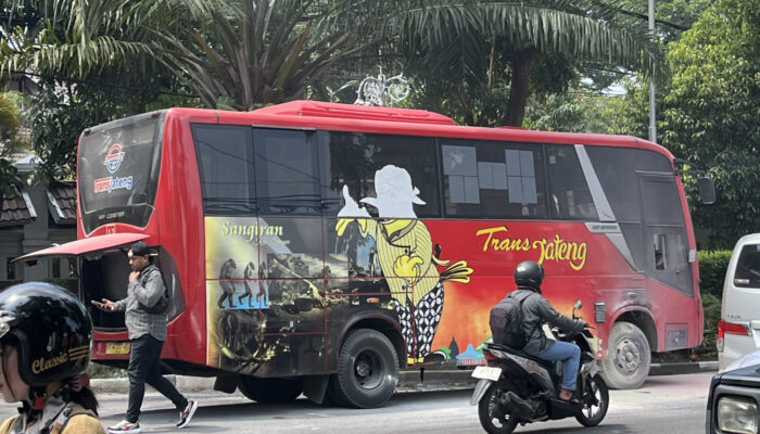 BRT Trans Jateng Terbakar di Semarang, Penumpang Panik Dievakuasi, Api Dipadamkan 15 Menit
