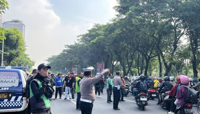 Demo Ojol Surabaya Lumpuhkan Lalin! Ratusan Driver Kepung DPRD Jatim, Tuntut Tarif Adil & Sanksi Aplikator