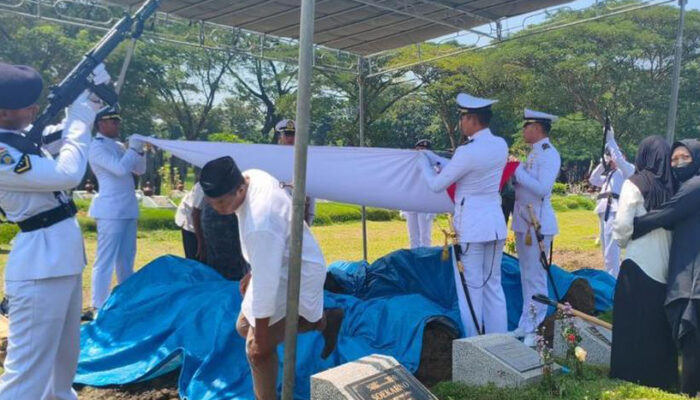 Duka di Sidoarjo, Pilot Heli PK-CFX Korban Kecelakaan Kalbar Dimakamkan di Juanda