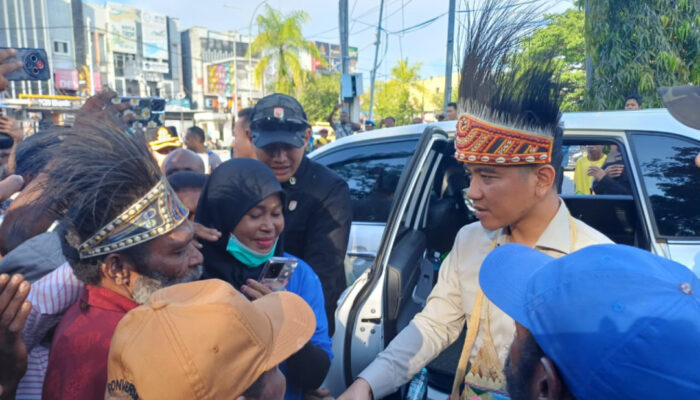 Tanpa Pengawalan Ketat, Wapres Gibran Diserbu Warga di Sorong: Aspirasi Pemekaran Imeko Mengemuka