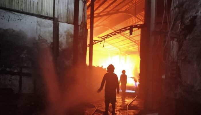 Gudang Kayu di Sidoarjo Terbakar Hebat, Api Nyaris Menjalar ke Permukiman Warga