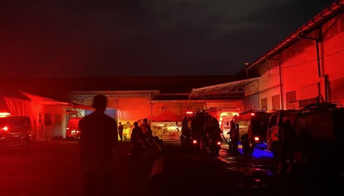 Gudang Pabrik Rokok di Malang Terbakar Hebat! Api Cepat Membesar, Warga Panik Diselimuti Asap Pekat