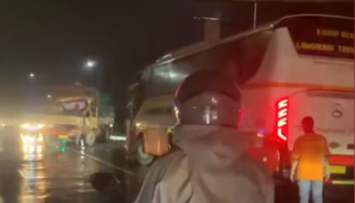 Bus Harapan Jaya Tabrak Truk Gandeng di Tulungagung, Diduga Salip Marka Utuh—Semua Penumpang Selamat!