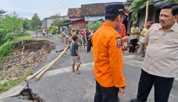 Jalan Ambles 50 Meter di Nganjuk Ancam Permukiman, Bupati Marhaen Djumadi: Ini Tanah Bergerak!
