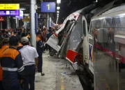 KRL Kampung Bandan–Cikarang Ditabrak KA Argo Bromo di Bekasi Timur, Menhub Turun Langsung Pantau Evakuasi