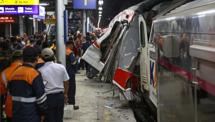 KRL Kampung Bandan–Cikarang Ditabrak KA Argo Bromo di Bekasi Timur, Menhub Turun Langsung Pantau Evakuasi