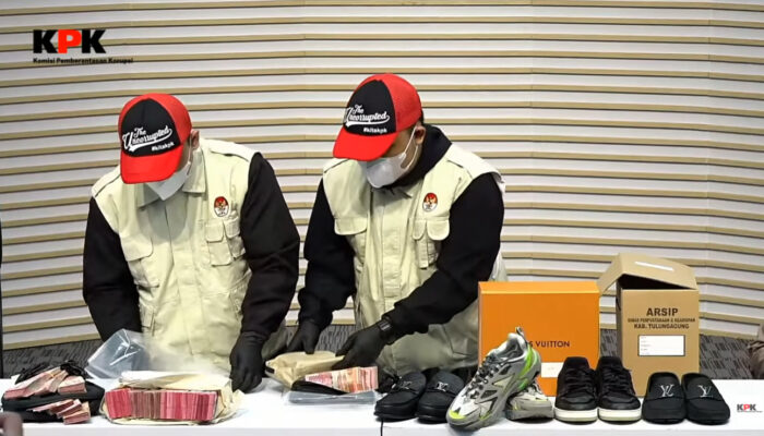 Terungkap! Bupati Tulungagung Minta OPD Bayari Sepatu Mewah Rp129 Juta, Modus Pemerasan Terbongkar di OTT KPK