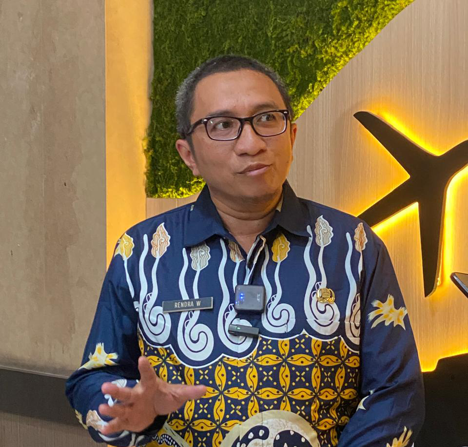 Kasi Perkeretaapian Dinas Perhubungan Provinsi Jawa Timur, Rendra Wahyudi saat di wawancarai wartawan (24/4). Foto : Dok. Istimewa