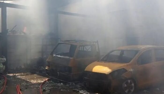 Kebakaran Hebat Gudang PDAM Cirebon, Api Mengamuk 10 Menit Hanguskan Kendaraan dan Material