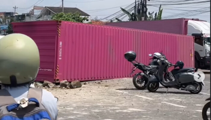 Truk Kontainer Diduga Rem Blong Hantam Yaris di Ngaliyan Semarang, Terguling dan Tutup Jalan, Macet Parah!