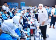 Khofifah Lepas Kloter Perdana Haji 2026 dari Surabaya, 380 Jemaah Asal Probolinggo Resmi Berangkat ke Tanah Suci
