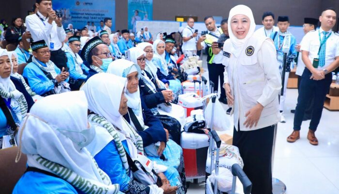 Khofifah Lepas Kloter Perdana Haji 2026 dari Surabaya, 380 Jemaah Asal Probolinggo Resmi Berangkat ke Tanah Suci