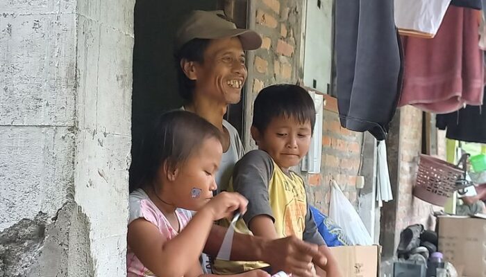 Viral! Kisah Haru Azizah (6,5), Pencari Rongsok Rawat Ayah Sakit Kini Diasuh Yayasan: Tetap Bermimpi Jadi Polwan