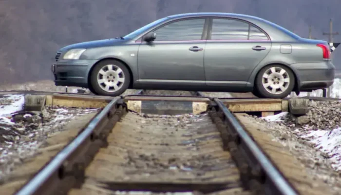 Mengapa Mobil Bisa Mati Mendadak di Rel Kereta? Ini Penjelasan Ilmiah & Fakta di Balik Kecelakaan Maut