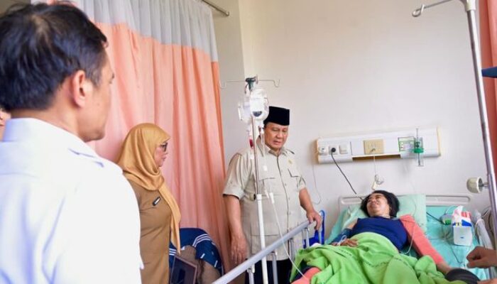 Prabowo Jenguk Korban Kecelakaan KA Bekasi Timur, Pastikan Penanganan Maksimal dan Investigasi Total