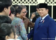 Rocky Gerung Disapa “Masih Disiden” oleh Prabowo di Istana, Momen Santai Sarat Pesan Politik