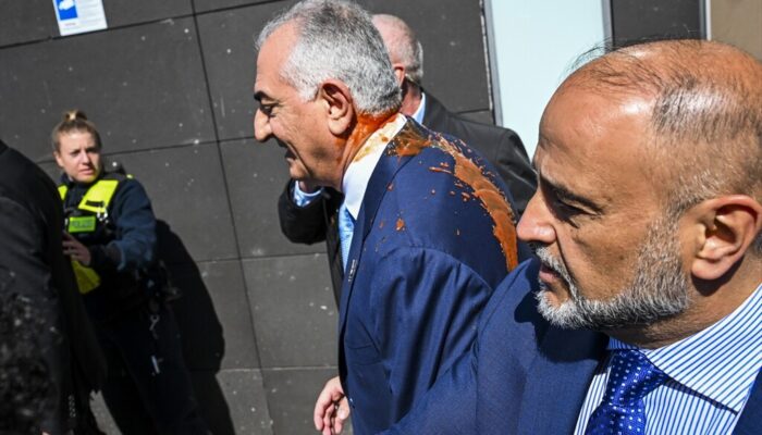 Reza Pahlavi Disiram Cairan Merah di Berlin, Aksi Demonstran Picu Sorotan Dunia