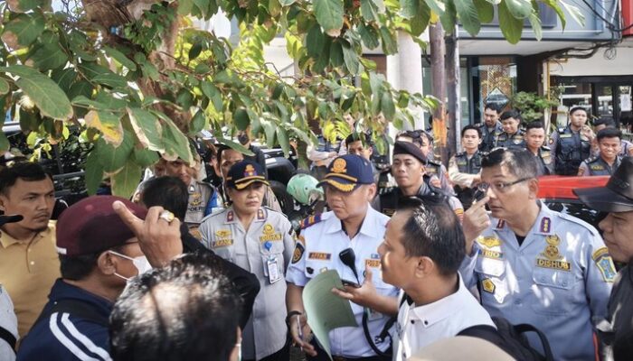 Ricuh Sosialisasi Parkir Digital di Surabaya, Jukir Tolak Skema 60:40: “Tidak Adil!”