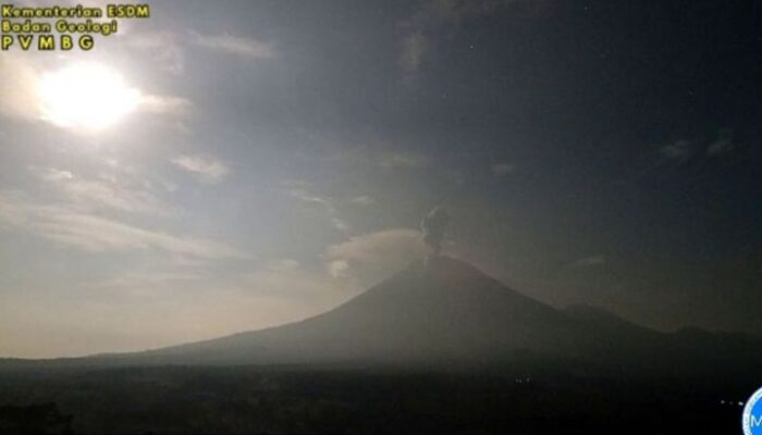 Gunung Semeru Erupsi 4 Kali Dini Hari, Kolom Abu Capai 1.200 Meter, Warga Diminta Waspada