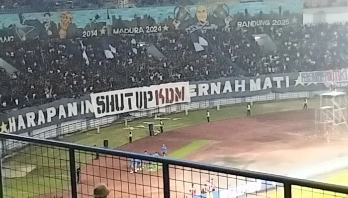 Spanduk ‘Shut Up KDM’ Gegerkan GBLA, Dedi Mulyadi: Terima Kasih Bobotoh, Demi Jaga Profesionalisme Persib