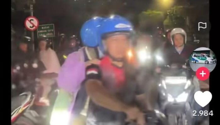 Viral di Surabaya! Pemotor Diduga Berkaus TNI AL Hadang Ambulans, Emosi hingga Gebrak Mobil Saat Darurat