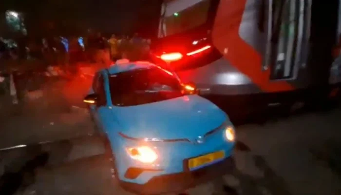 Beruntun di Bekasi Timur! Taksi Mogok Tertabrak KRL Picu Tabrakan KA Argo Bromo, Diduga Gangguan Sinyal