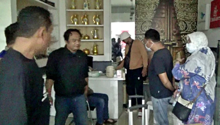Diduga Penipuan Umrah, Kantor Travel di Semarang Digerebek Korban: Uang Puluhan Juta Raib, Keberangkatan Tak Jelas