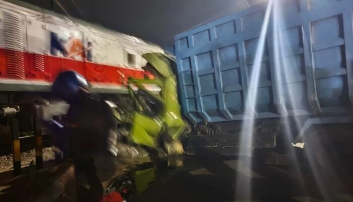 BREAKING NEWS: KA Dhoho Tabrak Truk Mogok di Blitar, Lokomotif Rusak—Tak Ada Korban Jiwa!