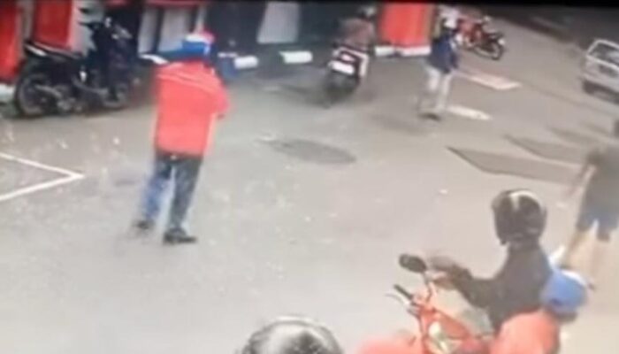 Viral! Aksi Koboi di SPBU Bandung, Tak Terima Ditegur Saat Serobot Antrean, Pelaku Acungkan Benda Mirip Pistol