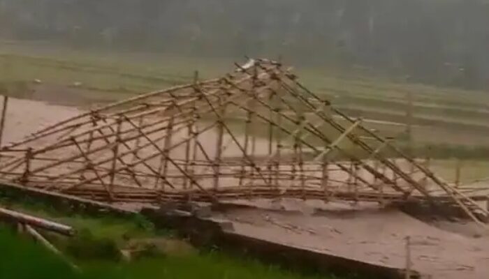 Viral! Jembatan Bambu di Sukabumi Hanyut Diterjang Banjir, Akses Dua Kampung Lumpuh Total