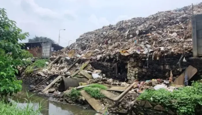 Viral Sampah Menggunung di Pasar Kopro, Sudin LH Jakbar Pasang Spanduk Denda Rp500 Ribu untuk Pelanggar