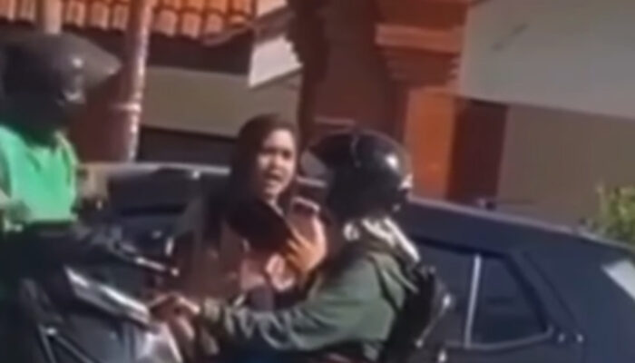 Viral! Ibu Muda di Mojokerto Aniaya Anak Pemotor, Siram Air hingga Rampas Kunci Motor