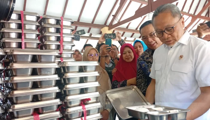 Zulhas Tinjau Program Makan Bergizi Gratis di Probolinggo: Sekolah Berhak Tolak Menu Tak Layak