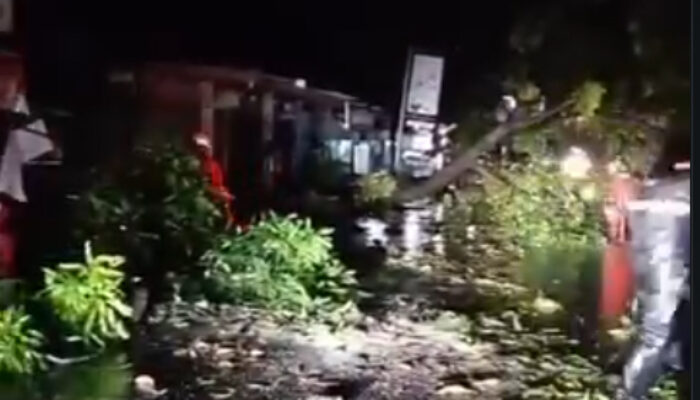 Hujan Angin Terjang Kediri, Atap Rumah Warga Beterbangan!