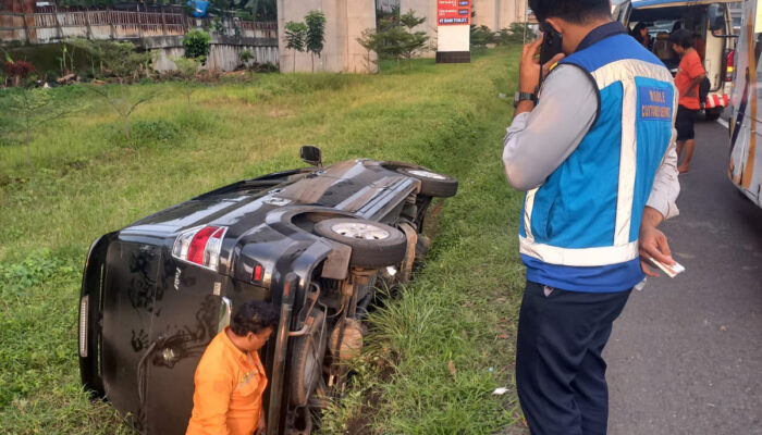 Suzuki APV Terperosok dan Terguling di Tol Jakarta-Cikampek, Arus Lalu Lintas Padat