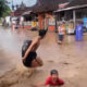 Banjir Kiriman Landa Mendoyo, Jembrana: Ratusan Rumah Terendam, Pasar Lumpuh, Jalan Nasional Macet Panjang