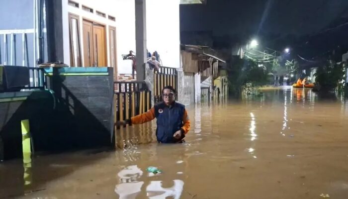 Banjir Meluas di Tangsel: 17 Titik Terendam, Ratusan KK Terdampak, Ada Longsor di 10 Lokasi