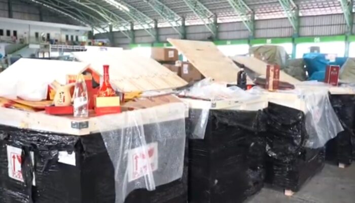 Bea Cukai Tanjung Perak Bongkar Dugaan Penyelundupan! Miras, Kosmetik hingga Sparepart Ilegal Disita di Teluk Lamong