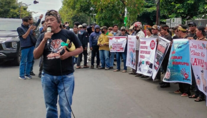 Ratusan Warga Jombang Geruduk DPRD Tolak Pembelian Seragam Anggota Dewan Rp476 Juta