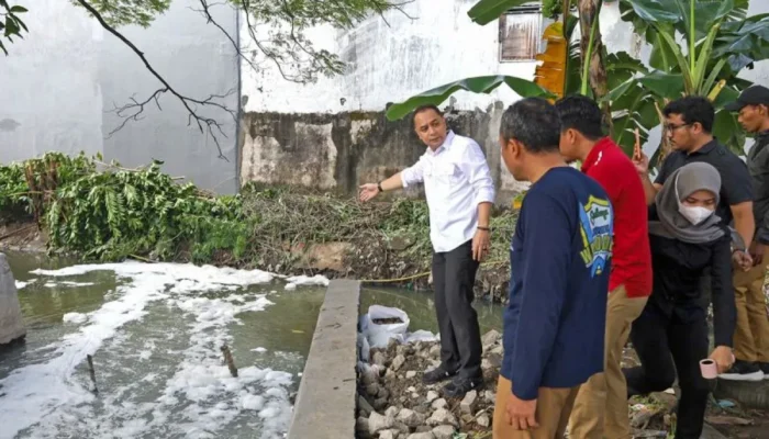 Tinjau Sungai Avur Margorejo, Eri Cahyadi Siapkan Skema Baru Cegah Banjir Surabaya: Aliran Air Dialihkan!