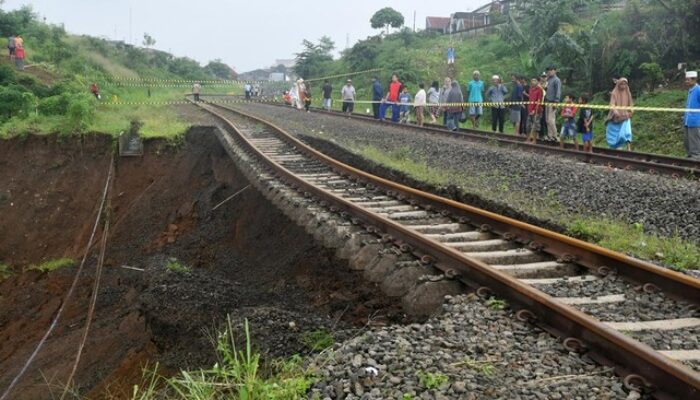 Longsor Tutup Jalur KA Cipatat–Cianjur! Perjalanan Siliwangi Dibatalkan, KAI Utamakan Keselamatan