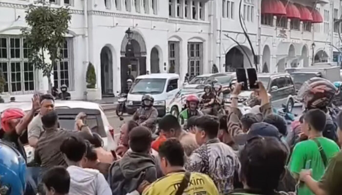 Aksi Jambret di Jembatan Merah Surabaya Gagal Total, Motor Pelaku Nyemplung ke Kalimas, Dua Pemuda Babak Belur