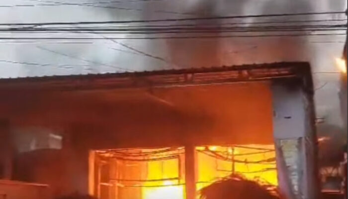 Kabel Meleleh Picu Kebakaran Hebat di Pamekasan, Toko Spare Part Ludes, Kerugian Capai Rp2 Miliar