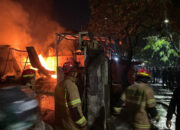 Gudang JNE Depok Terbakar Hebat, Ledakan Beruntun Diduga Kembang Api Gegerkan Warga