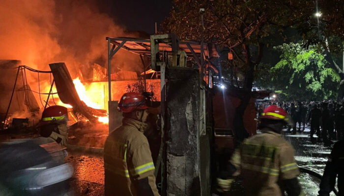 Gudang JNE Depok Terbakar Hebat, Ledakan Beruntun Diduga Kembang Api Gegerkan Warga