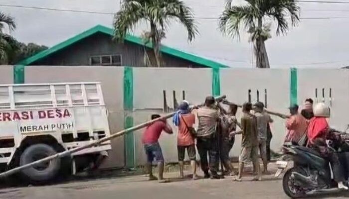 Truk ‘Koperasi Desa Merah Putih’ Terjun ke Selokan di Bojonegoro, Sopir Kaget Disalip Motor