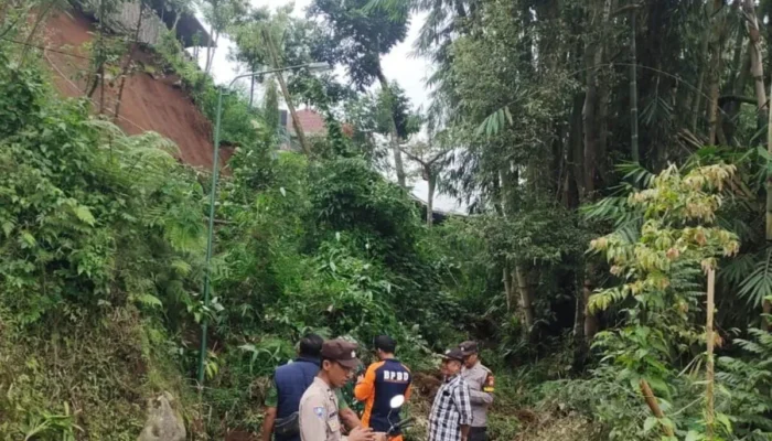 Longsor Tutup Akses Utama di Tulungagung, BPBD Turunkan Alat Berat Kejar Target Jalan Kembali Normal